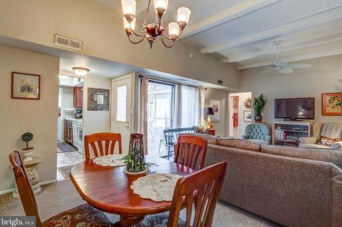 48 Valleybrook Dr, Lancaster PA  17601-4618 exterior