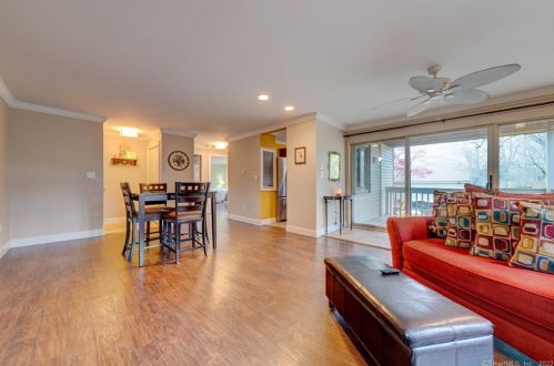 12 Greenbriar Dr, Farmington, CT 06032-1415