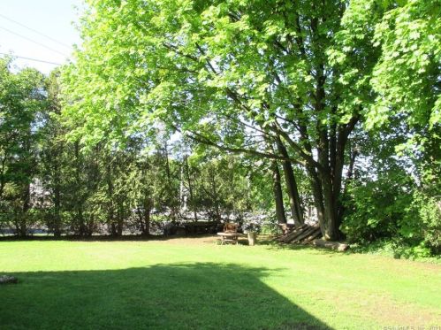6 Strawberry Hill Rd, Milford, CT 06461-3538