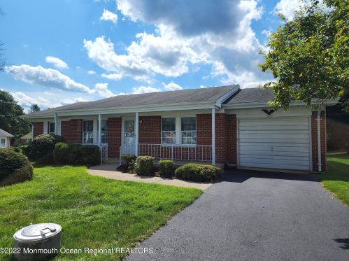 7 Pioneer Ct, Lakehurst, NJ 08759-1825