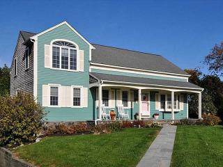 104 Gossets Turn Dr, Middletown, RI 02842-7901
