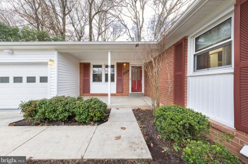 6945 Conservation Dr, Springfield VA  22153-1015 exterior