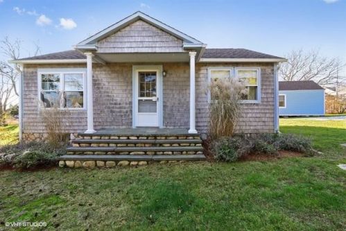 2 Nutmeg Ln, Charlestown, RI 02813-1936