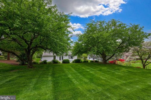 142 Bentley Ln, Lancaster PA  17603-6204 exterior