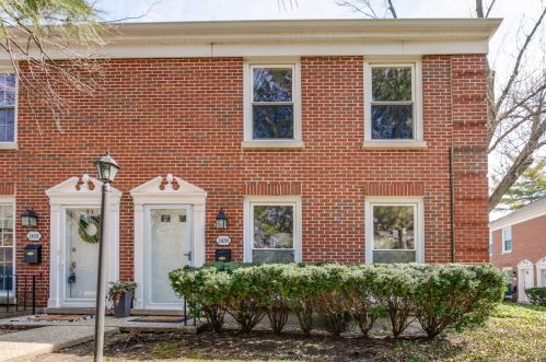1450 Pebblecreek Dr, Glenview, IL 60025-2030