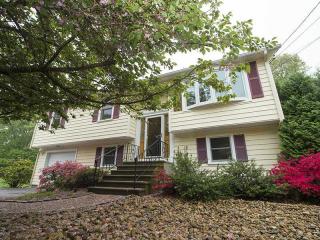 75 Briar Hill Dr, Cranston, RI 02921-1208