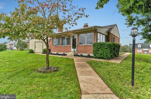 1999 Bannister St, York, PA 17404-4918