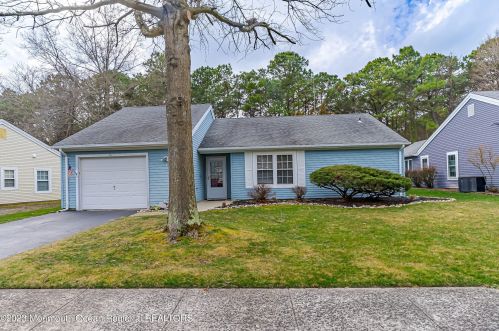 11 Canterbury Dr, Lacey, NJ 08731-5636