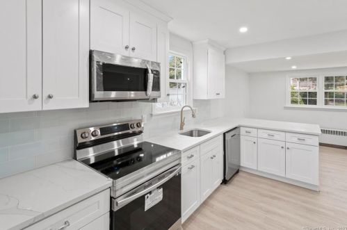 27 Hawthorne Dr, Norwalk CT  06851-4113 exterior