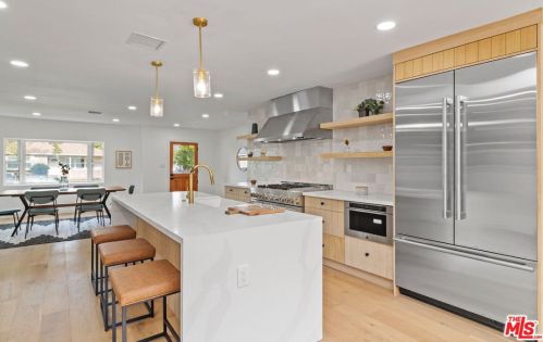 13934 Peach Grove St, Van Nuys CA  91423-1939 exterior