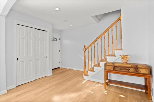 14 Hawthorne St, Greenwich, CT 06831-4203