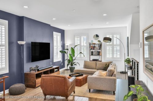 2 River St, Tinton Falls NJ 07701-1324 exterior