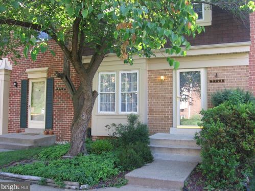 9721 Lakepointe Dr, Springfield VA  22015-1881 exterior