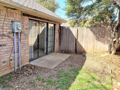 2733 Sedgeway Ln, Carrollton TX 75006-2157 exterior