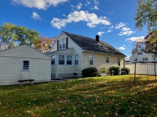 11 Essex St, Nashua, NH 03064-1352