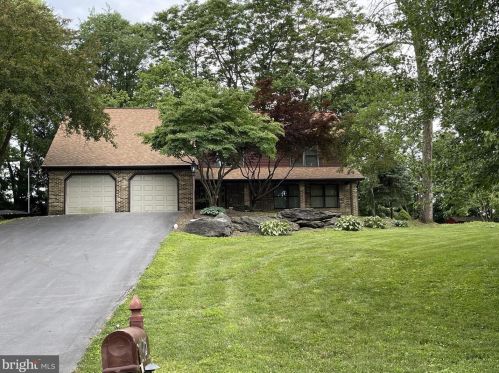 112 Bentley Ln, Lancaster PA  17603-6223 exterior