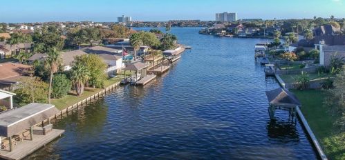 2 Legas Dr, Galveston, TX 77551-1568