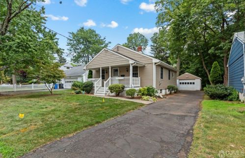 6 Pleasant Pl, Metuchen, NJ 08840-1925