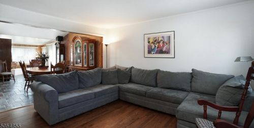 333 West Ln, Clark, NJ 07066-1637