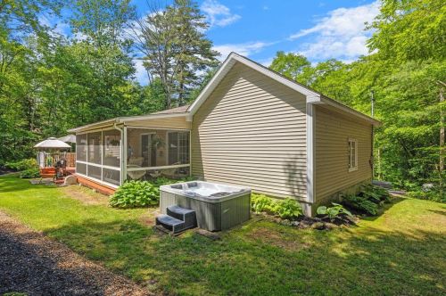 109 Chestnut Dr, Laconia, NH 03249-7418