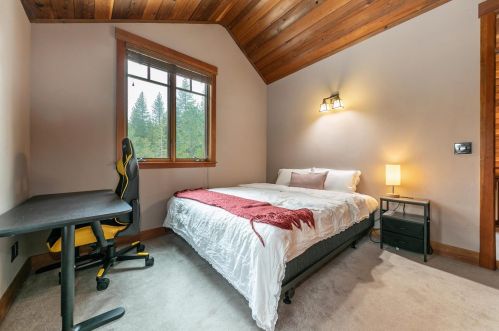 11874 Rainbow Dr, Truckee CA  96161-2761 exterior