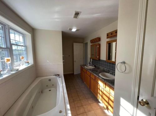 5 Hancock Dr, Londonderry, NH 03053-2592