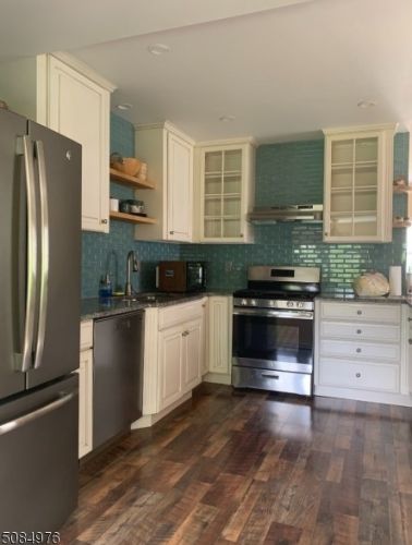 77 Wall St, Metuchen, NJ 08840-2857