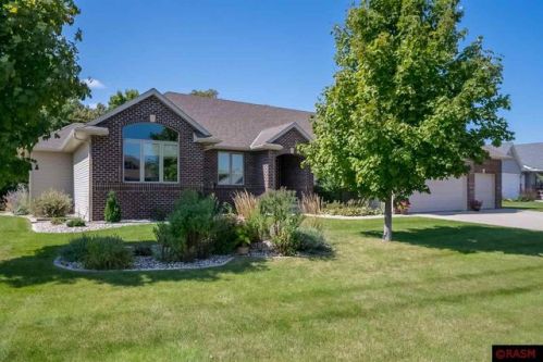 136 Creekside Dr, Mankato, MN 56001-6441