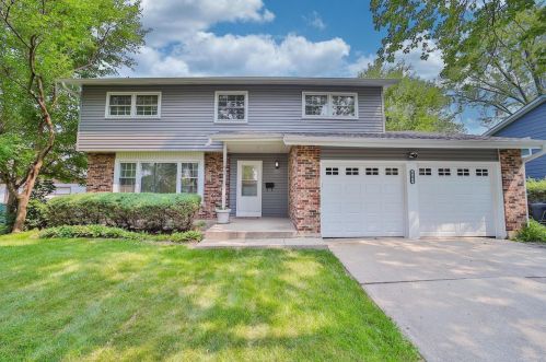 902 Barberry Ln, Mount Prospect, IL 60056-1304