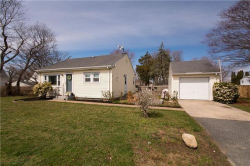 68 Smythe St, Middletown, RI 02842-4848