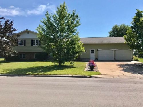 412 4th Ave, Hackett, MN 56623-2807