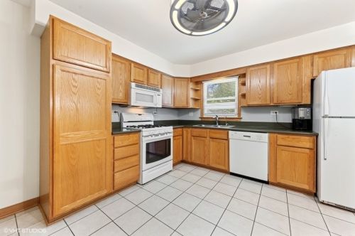 411 Burlington Ave, Willowbrook IL  60514-1109 exterior