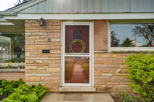 108 Mount Prospect Rd, Mount Prospect, IL 60056-3438