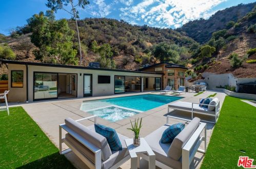 17137 Escalon Dr, Van Nuys CA  91436-4029 exterior