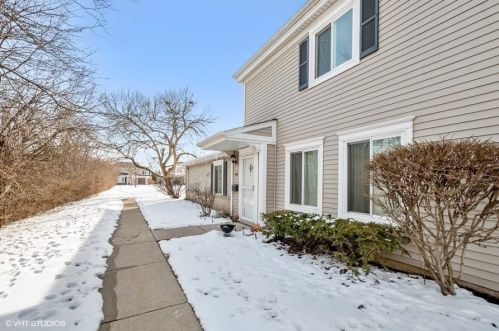 1455 Quaker Ln, Wheeling, IL 60070-1917