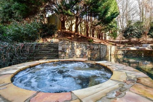 800 Lake Summit Dr, Atlanta GA  30342-1975 exterior