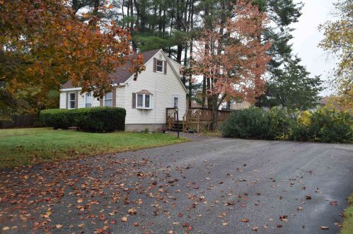 19 Walton Rd, Plaistow, NH 03865-2115