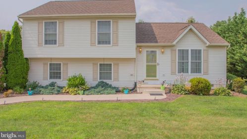 63 Michigan Dr, Falling Waters, WV 25419-3992
