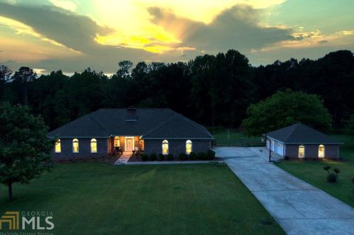61 Willow Creek Dr, Newnan, GA 30263-5580