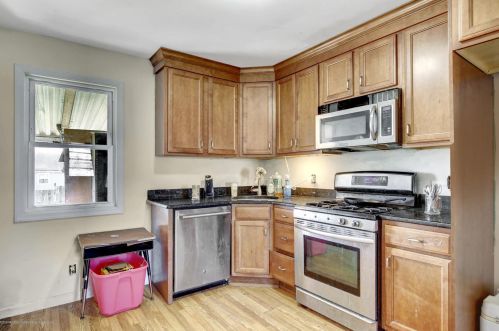 41 Meinzer St, Avenel, NJ 07001-1718