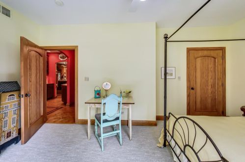 8901 Maple Ave, Willowbrook IL 60527-6469 exterior