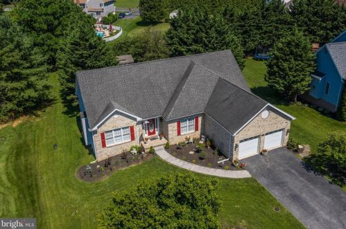 384 Turnberry Dr, Charles Town WV  25414-3930 exterior