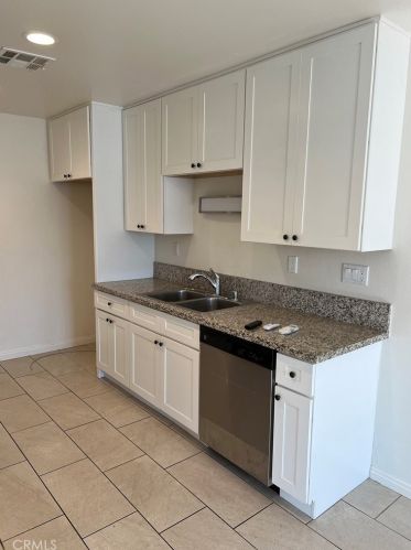 401 Tustin Ave, Anaheim CA  92807-1616 exterior