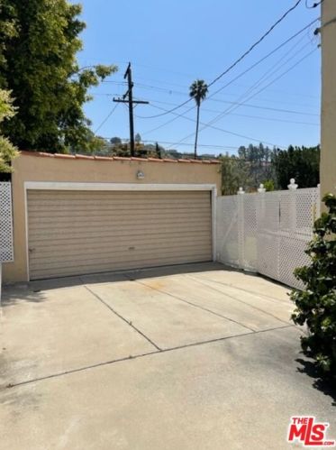 1318 Moncado Dr, Glendale CA  91207-1832 exterior