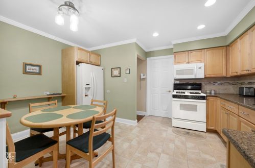 6005 Bentley Ave, Willowbrook IL 60527-1958 exterior