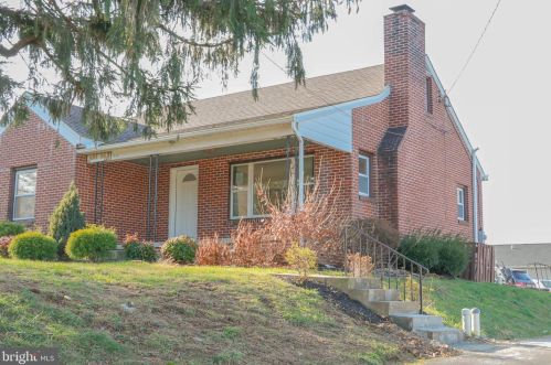 414 Lampeter Rd, Lancaster PA  17602-4008 exterior