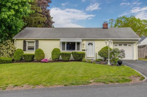 17 Salem Dr, Providence, RI 02904-5235