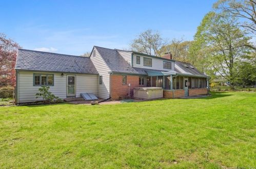 33 Laurel Hill Dr, Niantic, CT 06357-1536