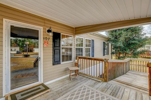 107 Albacore Rd, Bonneau, SC 29431-8415