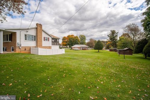 590 Flora Ln, York, PA 17403-9714
